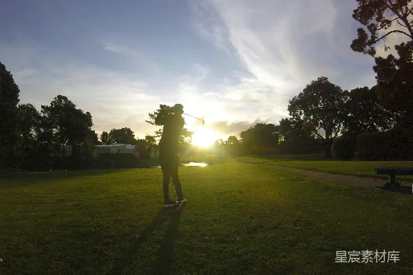 高清摄影 夕阳下的高尔夫挥杆