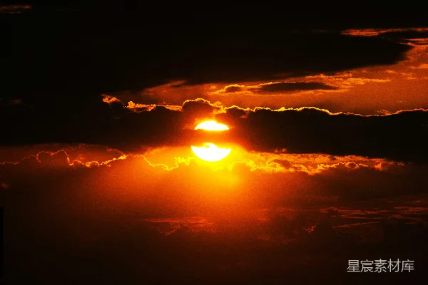 高清摄影 夕阳西下，云海中的光