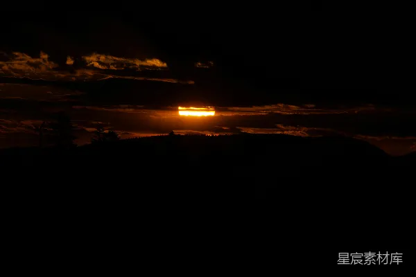 高清摄影 夕阳西下，山峦剪影