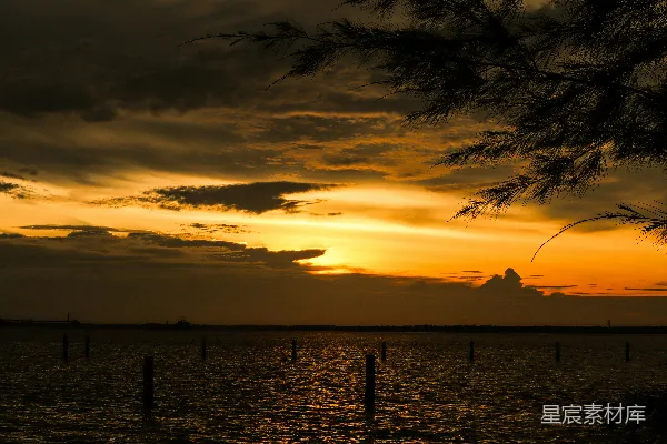 高清摄影 夕阳余晖下的宁静湖景