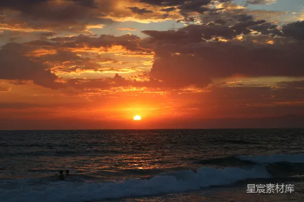 高清摄影 海浪边的夕阳