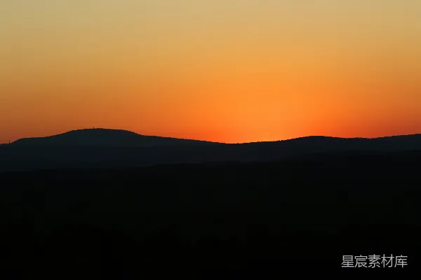 高清摄影 夕阳下的山峦轮廓