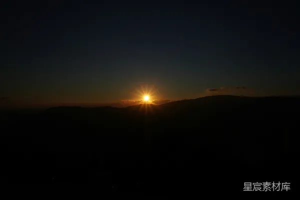 高清摄影 夕阳下的山影
