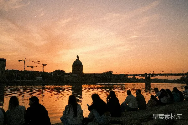 高清摄影 夕阳下的河畔静谧时光
