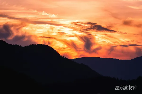 高清摄影 夕阳下的山影与云彩