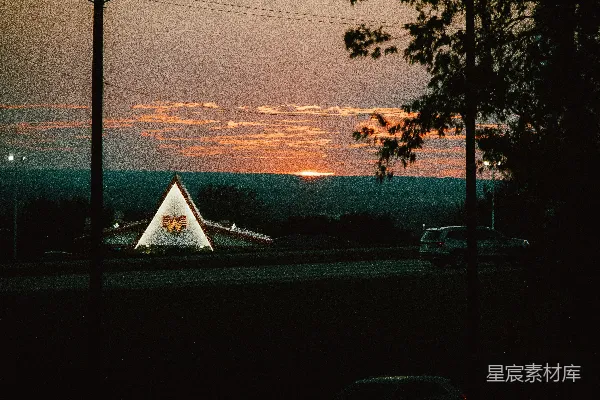 高清摄影 夕阳下的三角形建筑