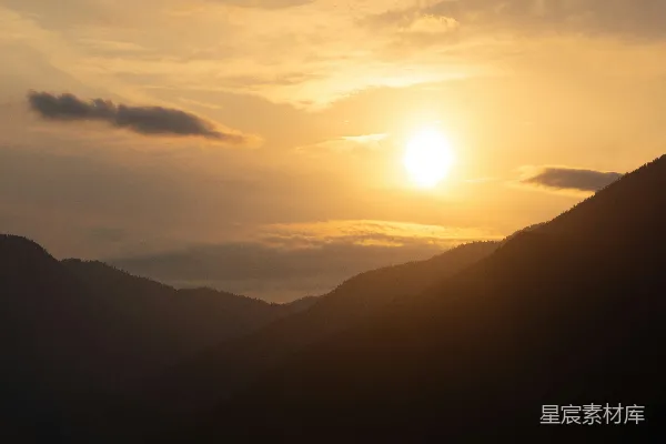 高清摄影 金色黄昏的山峦