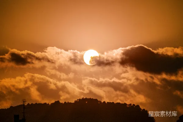 高清摄影 云层中的夕阳