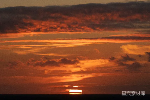 高清摄影 夕阳西下，云海如火