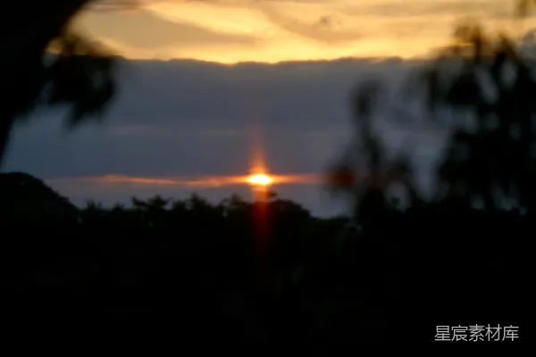 高清摄影 夕阳透过玻璃的倒影
