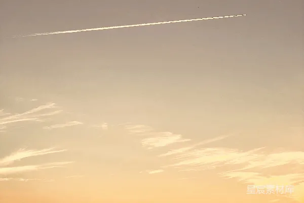 高清摄影 夕阳余晖与飞机尾迹