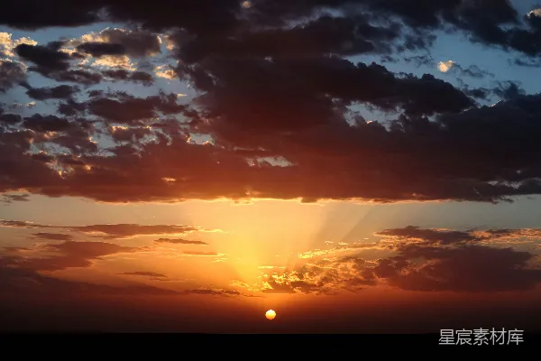 高清摄影 云层中的夕阳