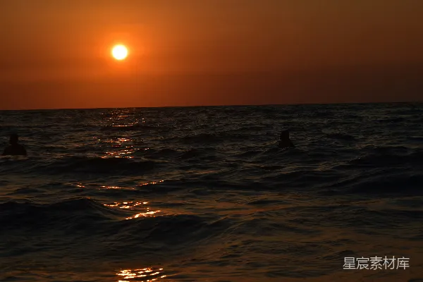 高清摄影 夕阳下的海浪与剪影