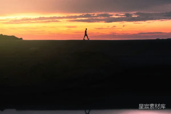 高清摄影 夕阳下的孤独散步