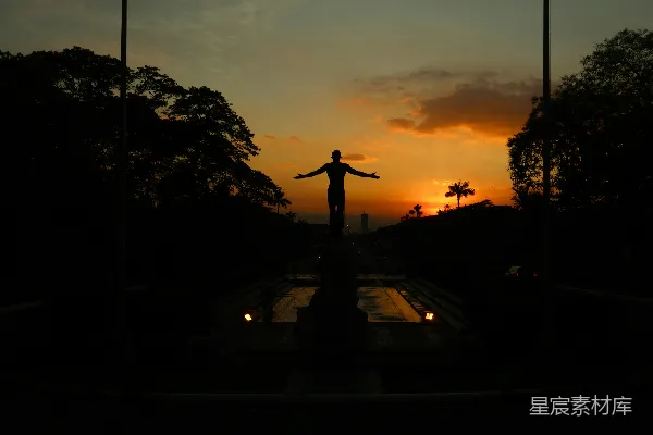 高清摄影 夕阳下的雕塑剪影