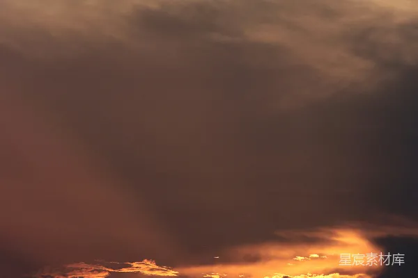 高清摄影 夕阳西下，云彩燃烧