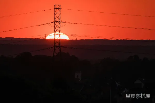 高清摄影 夕阳下的电力塔