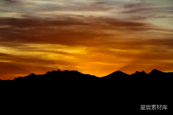 高清摄影 夕阳下的山峦剪影