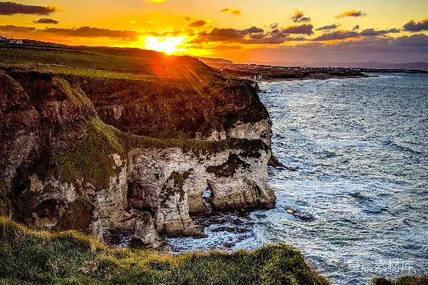 高清摄影 夕阳下的海岸悬崖
