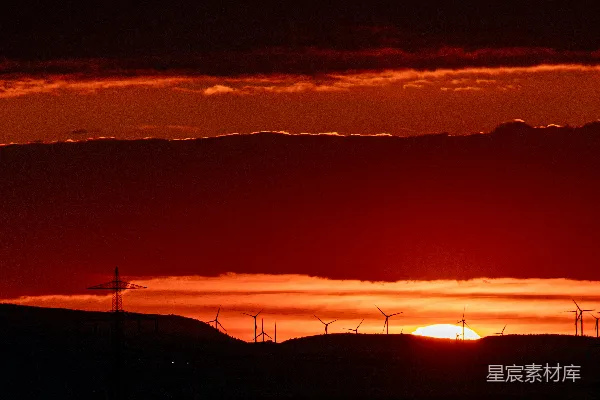 高清摄影 夕阳下的风力发电站