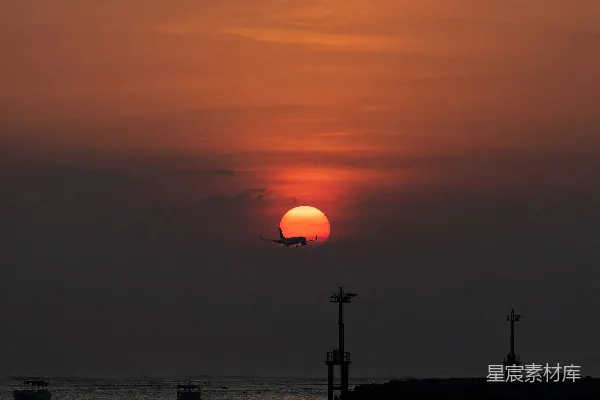 高清摄影 日落时分的海上飞行