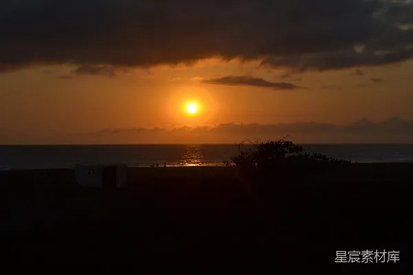 高清摄影 夕阳下的海边小屋