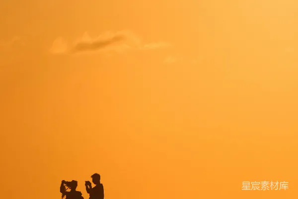 高清摄影 夕阳下的浪漫情侣剪影