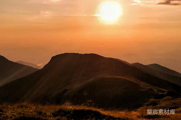 高清摄影 夕阳下的山峰