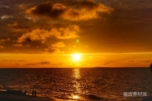 高清摄影 夕阳下的海滨剪影