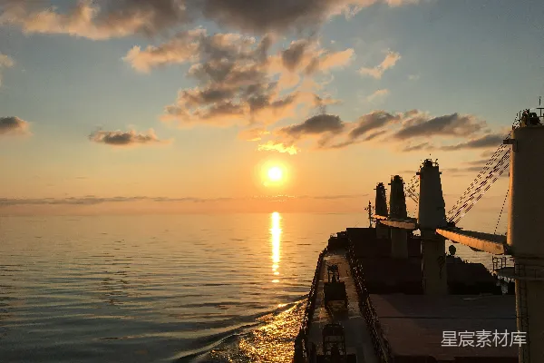 高清摄影 海上日出与货轮剪影