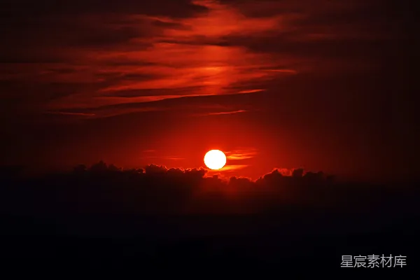高清摄影 燃烧的天空：日落时分的壮丽景色