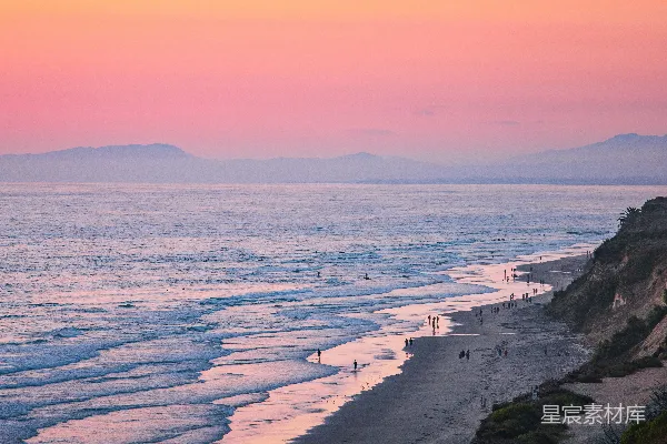 高清摄影 夕阳下的海滩漫步