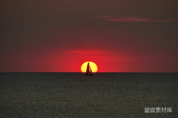 高清摄影 夕阳下的帆船剪影
