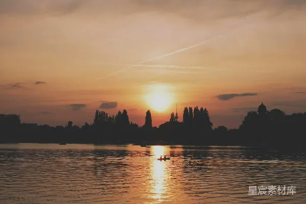 高清摄影 夕阳下的宁静湖面