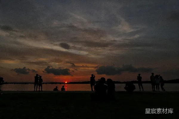 高清摄影 日落时分的湖边剪影