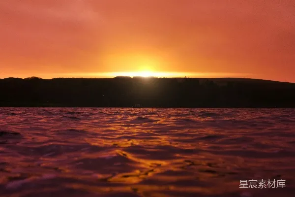 高清摄影 夕阳下的宁静湖面