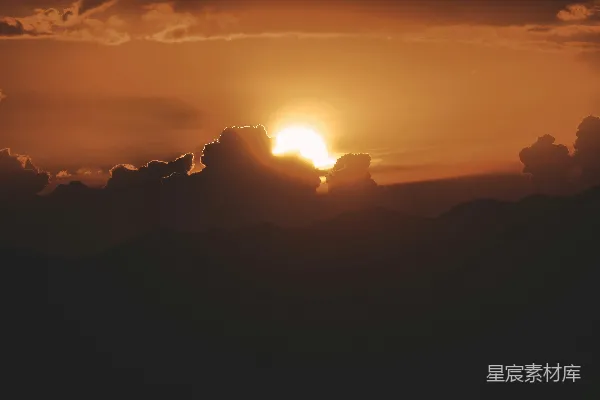 高清摄影 日落时的山峦与云朵