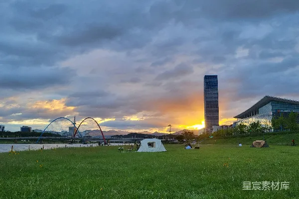 高清摄影 城市日落帐篷露营