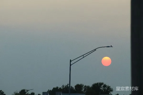 高清摄影 夕阳下的路灯剪影