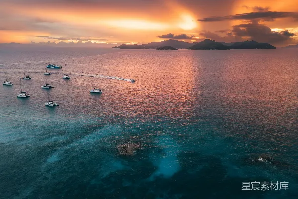 高清摄影 日落海上的帆船与岛屿