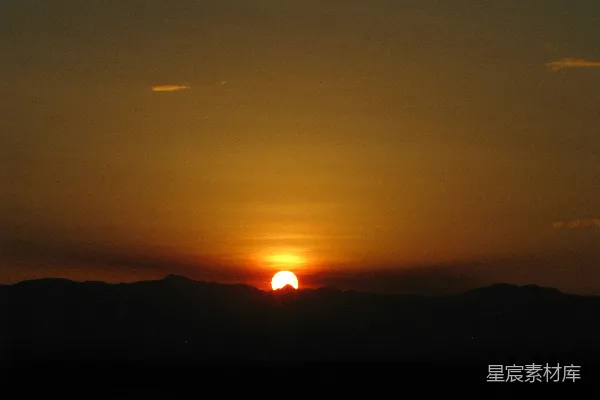 高清摄影 夕阳下的山影