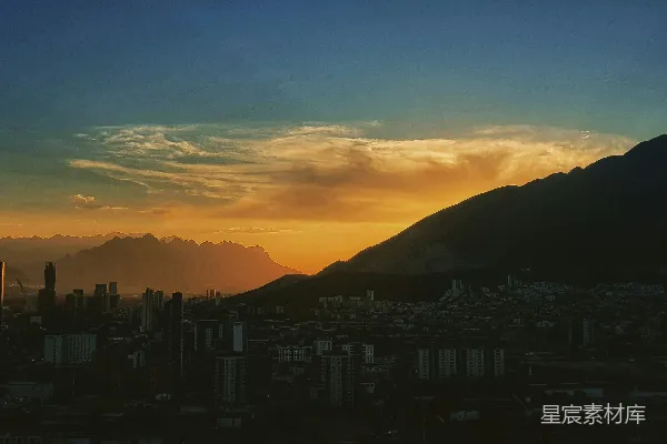 高清摄影 城市与山峰的夕阳剪影