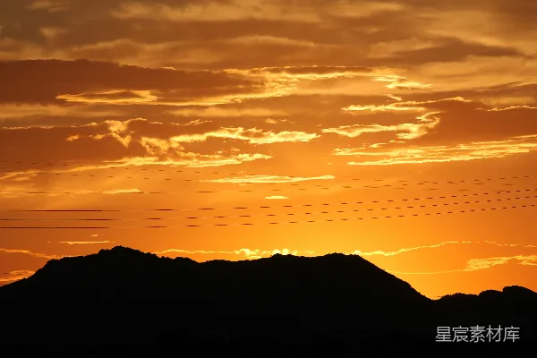 高清摄影 夕阳下的山影