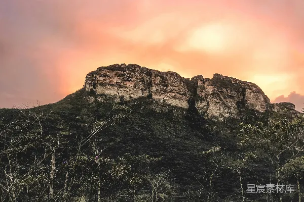 高清摄影 夕阳下的山峰