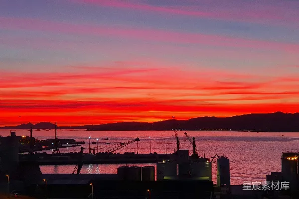 高清摄影 夕阳下的工业港口