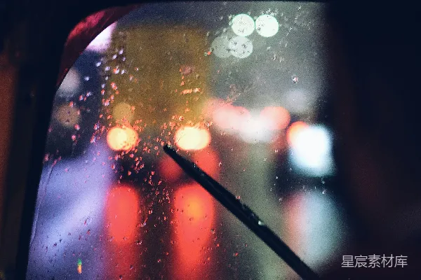 高清摄影 从车里看下的雨中街道景色