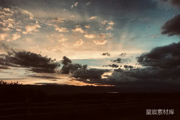 高清摄影 夕阳下的宁静牧场