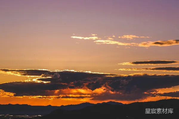 高清摄影 夕阳下的山峦与云层