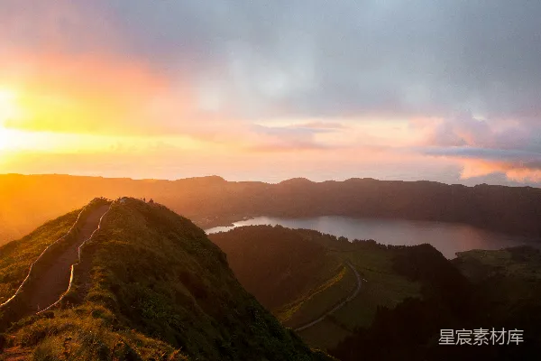 高清摄影 日落时分的火山口湖