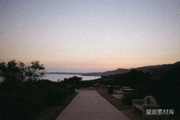 高清摄影 黄昏时分的湖畔小径